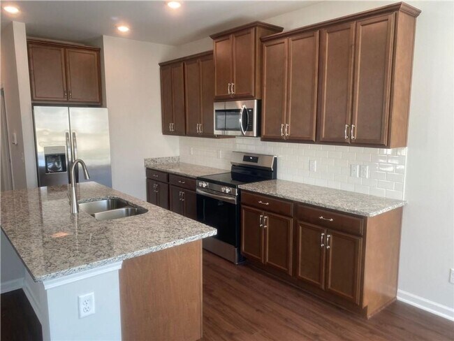 Building Photo - 4 bed 2.5 bath Available in Feburary