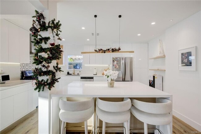 Foto del edificio - 8161 Encino Ave