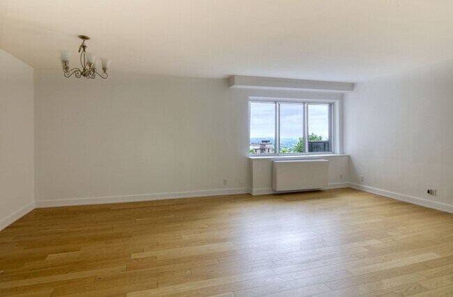 Building Photo - 4555 Av. Bonavista