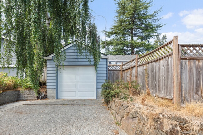 Building Photo - 3012 35th Ave W