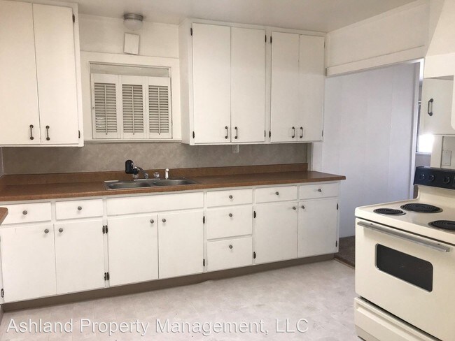 Building Photo - 3 br, 1 bath House - 294 De Barr