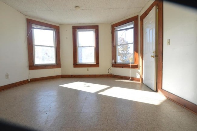 Building Photo - 17 Camp st - Unit 2