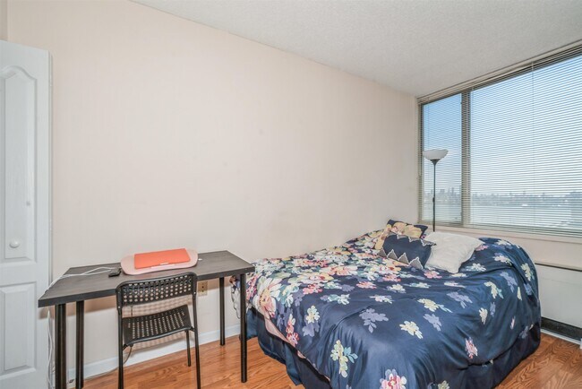 Building Photo - 45 River Dr S
