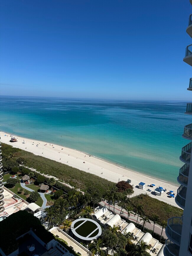 Foto del edificio - 6365 Collins Ave