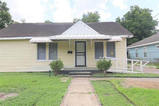 Building Photo - 2402 Caplin St