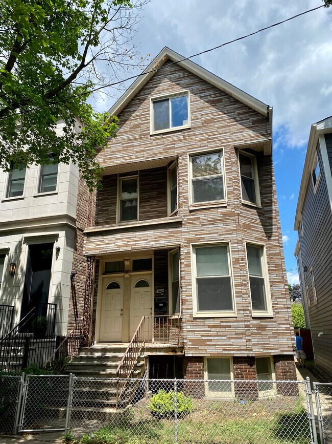 Building Photo - 1442 W Wolfram St