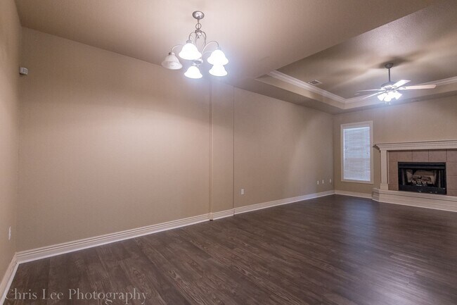 Foto del edificio - Beautiful & spacious 4 Bedroom condo w/fen...