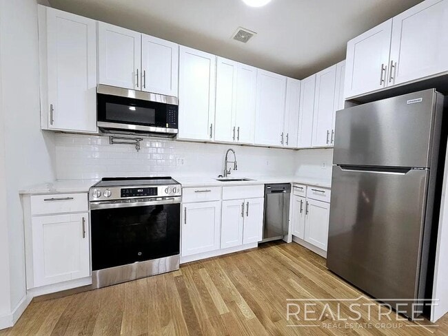 Building Photo - Massive 3,000+ Sq Ft 4BD/2BA Duplex with H...
