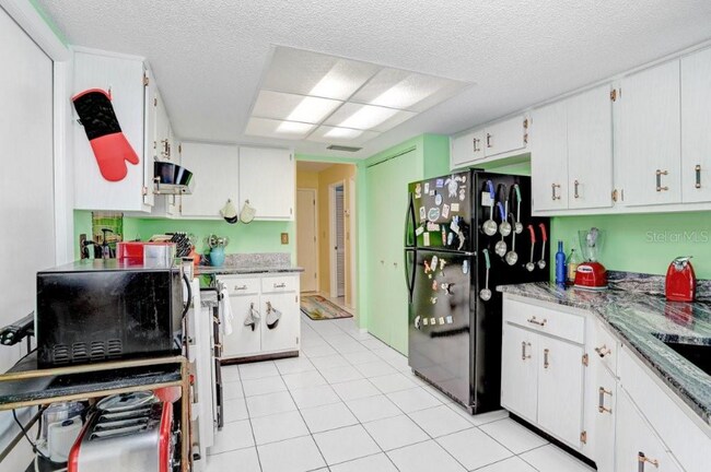 Building Photo - 16038 Tree Line Dr