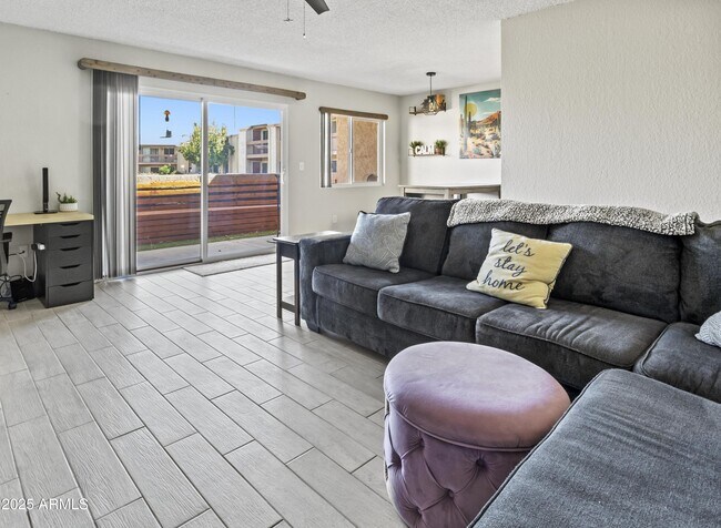 Foto del edificio - 7550 N 12th St