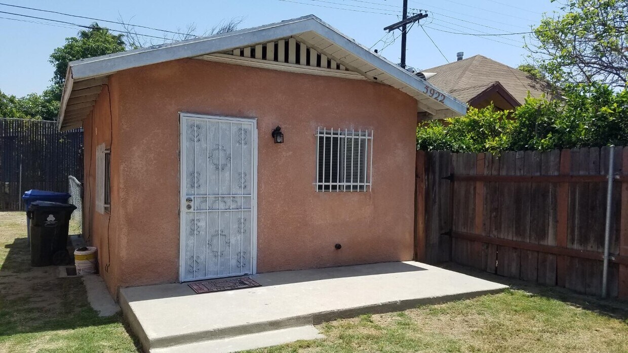 Small Detached House - 5922 S San Pedro St