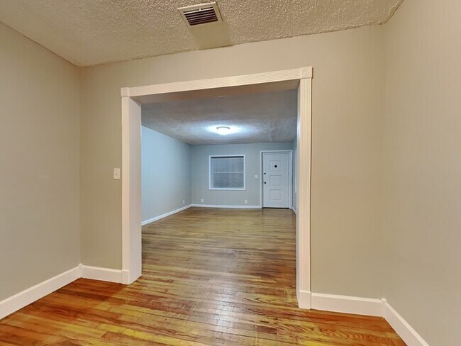 Foto del edificio - 6446 Burgundy Rd S