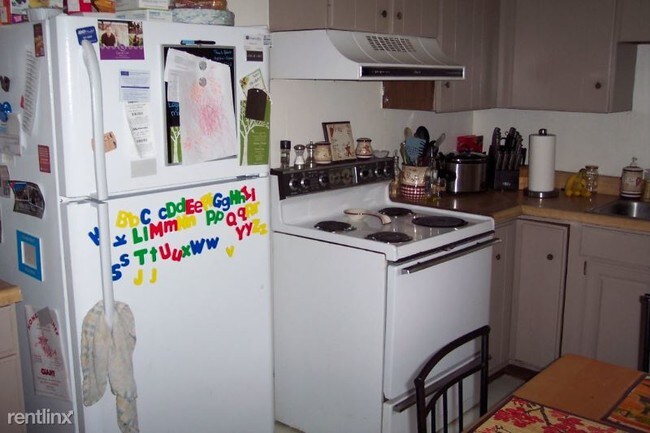 Building Photo - 3 br, 1 bath Apartment - 4 Windy Hill Rd.