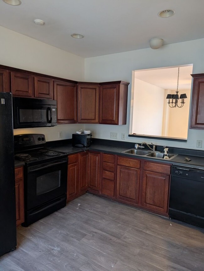 Foto del edificio - Spacious 4BR 3.5 Townhome in  University A...