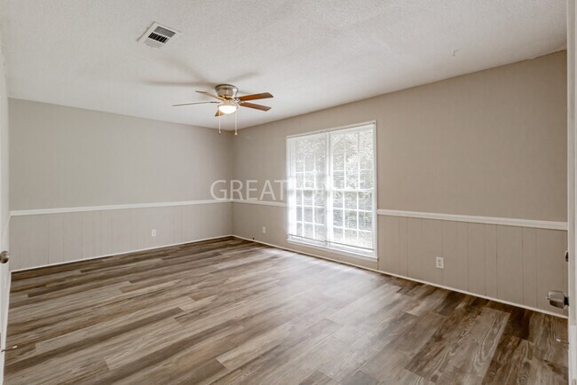 Building Photo - Charming 4 Bedroom in Macon!