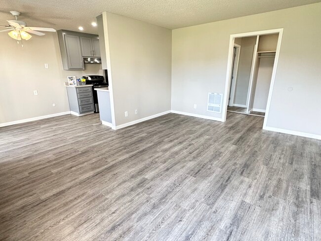 Entrada - Sahara Apartments