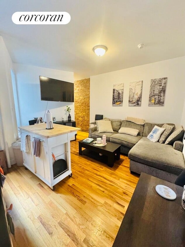 Foto principal - 338 E 65th St