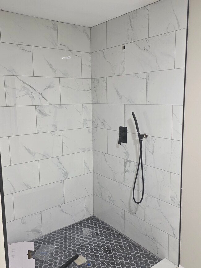 ducha del dormitorio principal - 4701 Cherry St