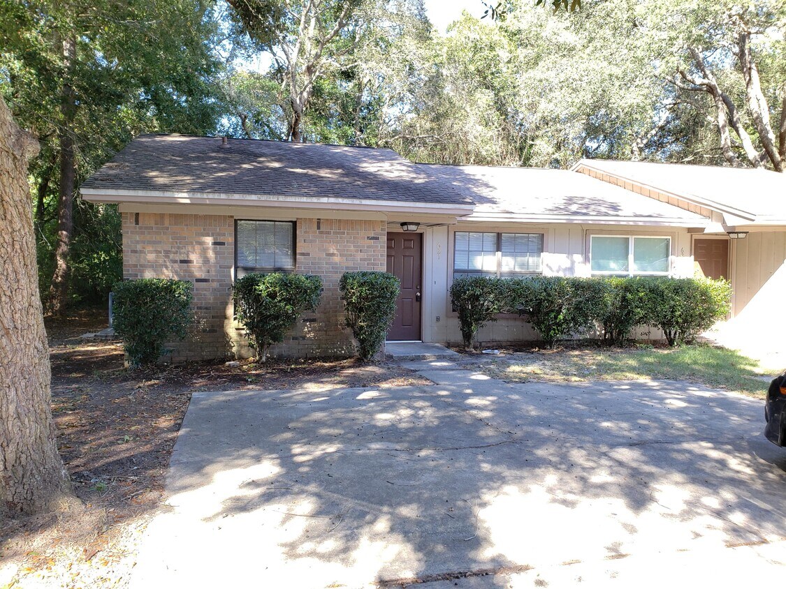Primary Photo - 621 Crestview Ave
