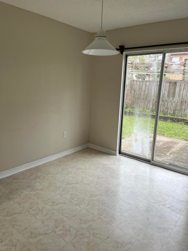 Foto del edificio - 1873 Whispering Oaks Ln
