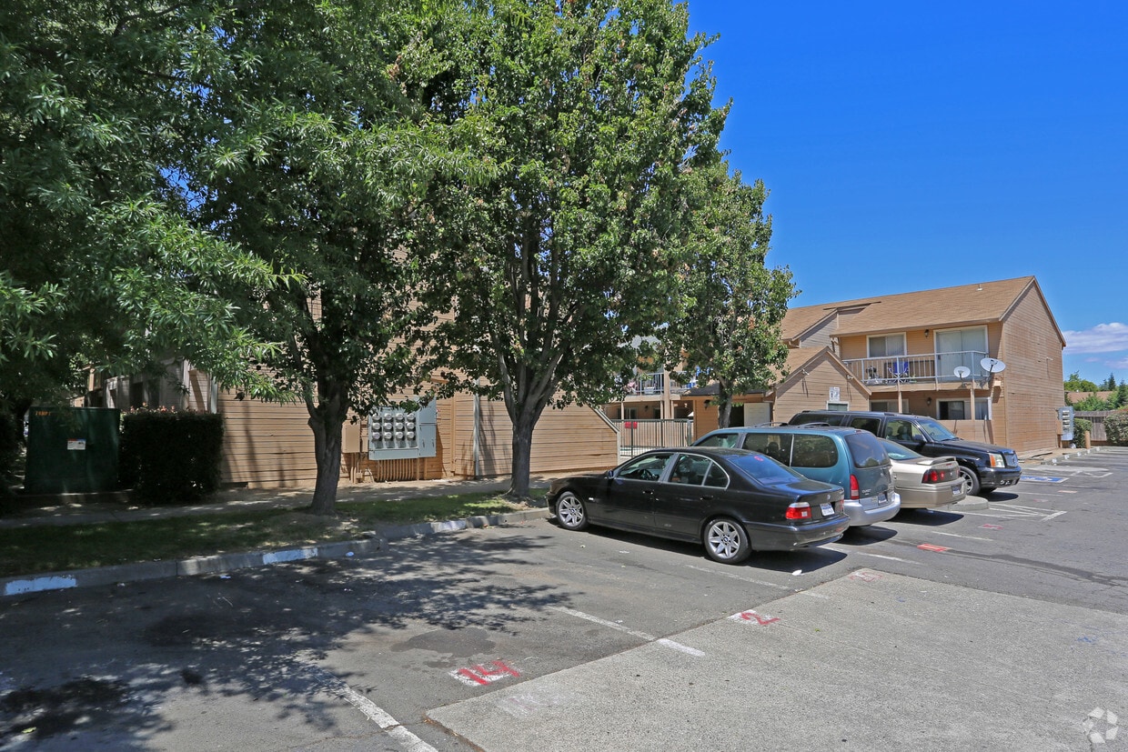 Foto del edificio - Natomas Court Apartments