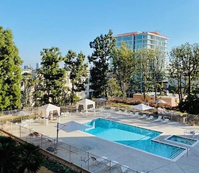 Foto del edificio - 100 S Doheny Dr