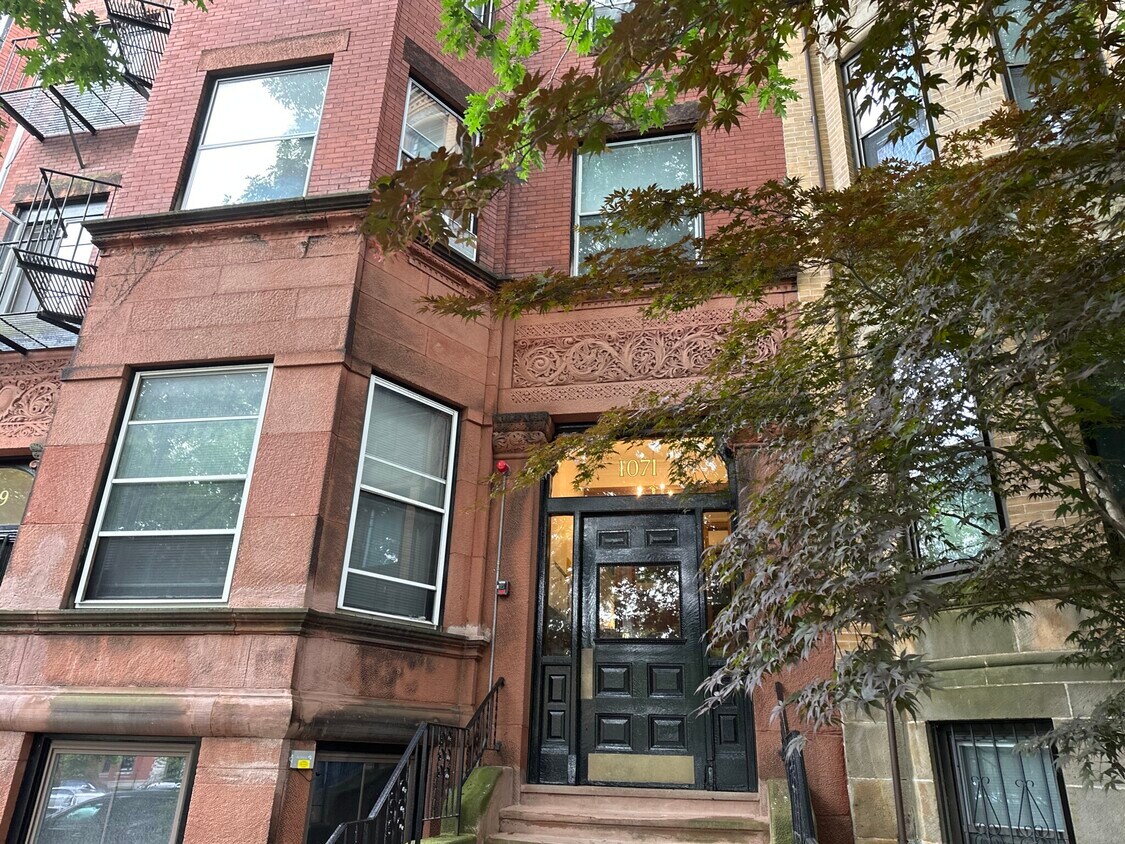 Primary Photo - 1071 Beacon St