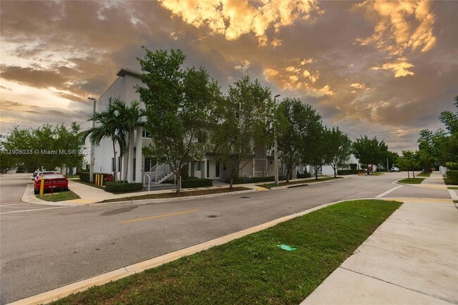 Foto del edificio - 6401 NW 103rd Pl