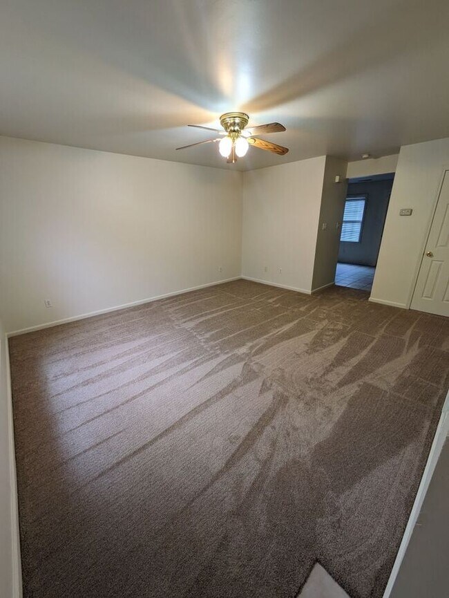 Building Photo - 2BD/2.5BA Townhome at Water Oaks in Hickor...