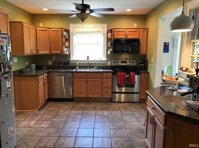 Building Photo - 1321 E Hunter Ave