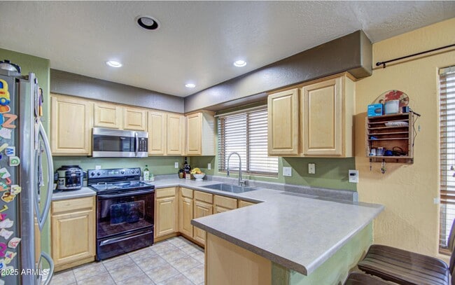 Building Photo - 13556 W Desert Flower Dr