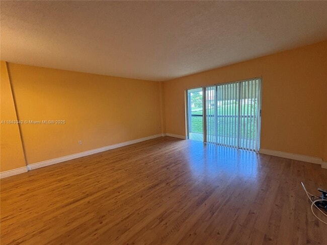 Building Photo - 4160 Inverrary Dr