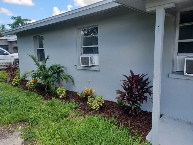 Building Photo - $500 OFF FIRST MONTHS RENT, COMING SOON REMODELED 3 Bedroom /1 Bathroom LARGE FENCED YARD