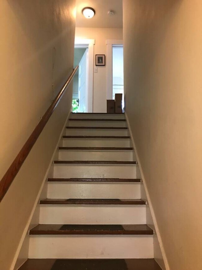 Foto del edificio - Spacious Top Floor One Bedroom Next To Cha...