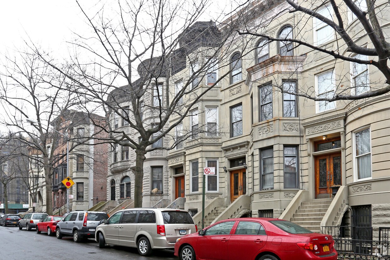 Building Photo - 425 W 147th St