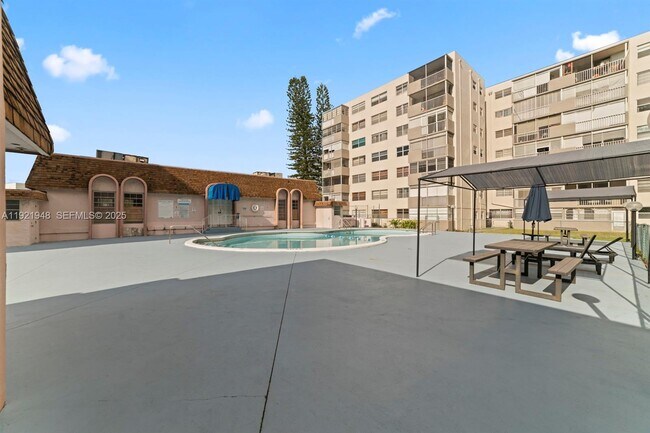 Building Photo - 16450 Miami Dr