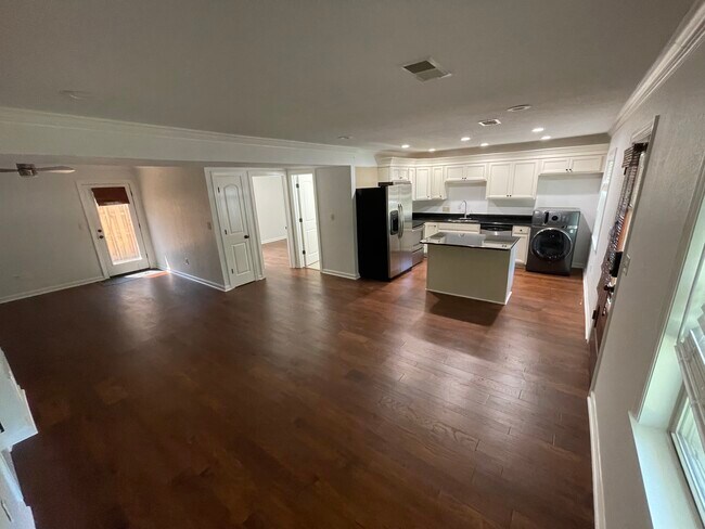 Sala y cocina - 114 Orleans Oak Ln