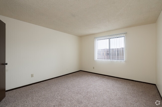 1BR, 1BA - 651SF - Bedroom - Candlewood Apartments