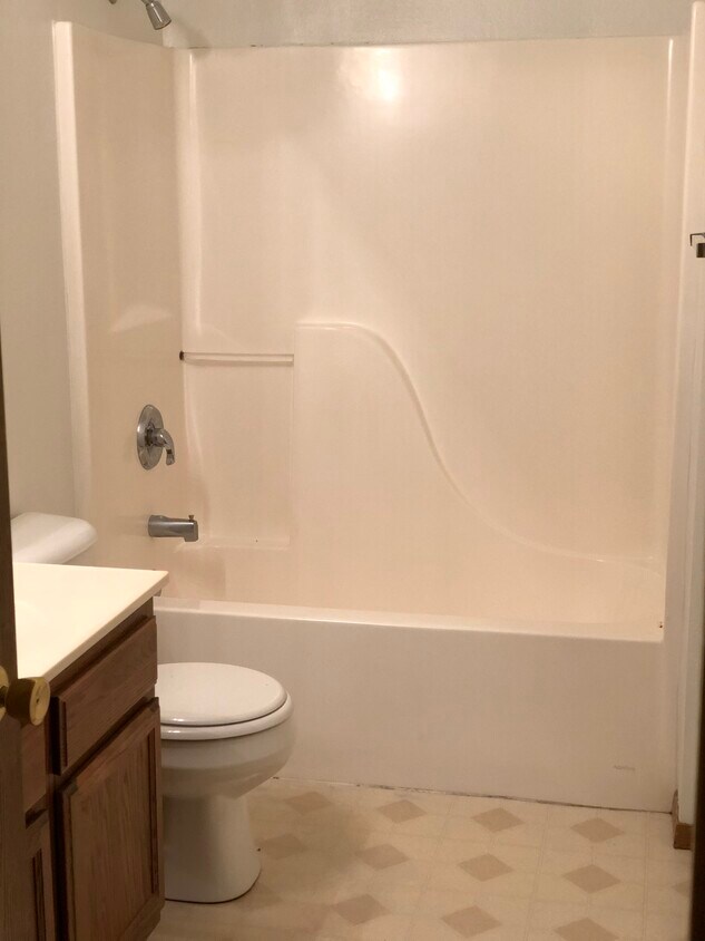 Full Bath with linen closet - 2411 9th St
