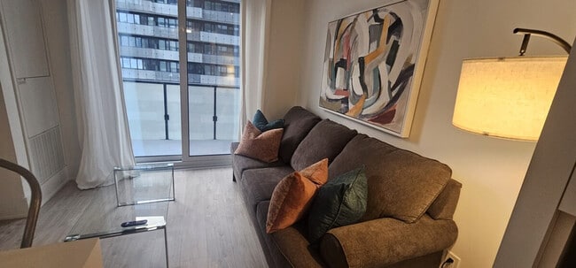 Photo du bâtiment - 401 Wellington St W