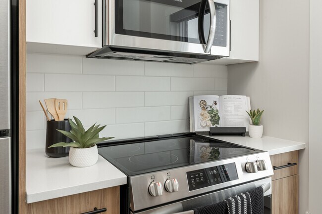 Photo du bâtiment - Latitude 49 Townhomes