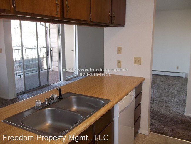 Building Photo - 818 E Cedar Ct
