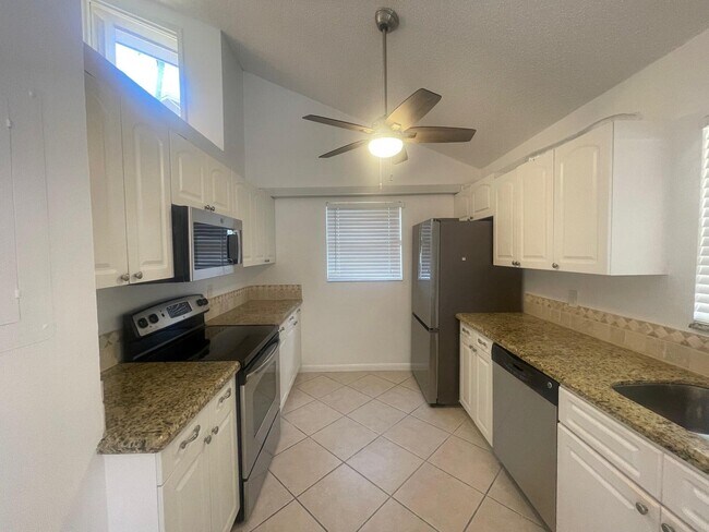 Foto del edificio - 121 Maplecrest Cir