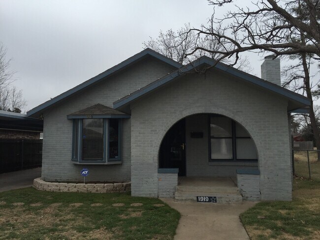 Building Photo - WOW! Elegant 2/1 w/ fireplace and new carp...