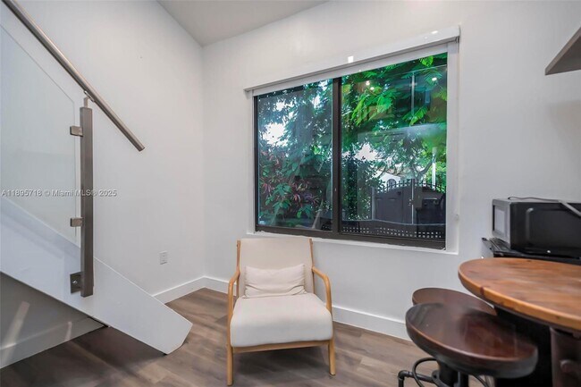 Foto del edificio - 870 NE 82nd St