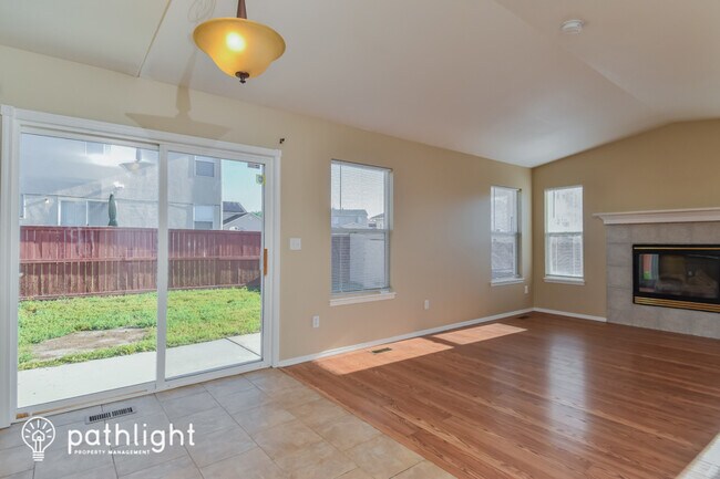 Foto del edificio - 4596 Skylark Rd