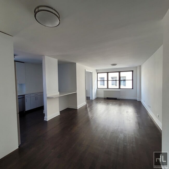 Building Photo - 5 AVENUE