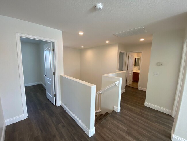 Foto del edificio - Two story home in NW Visalia Available Now!