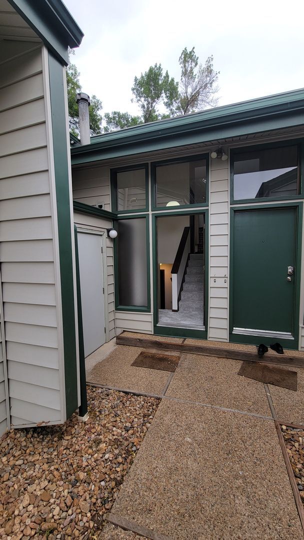 Building Photo - Spacious 2 Bedroom Split-Level in North Bo...