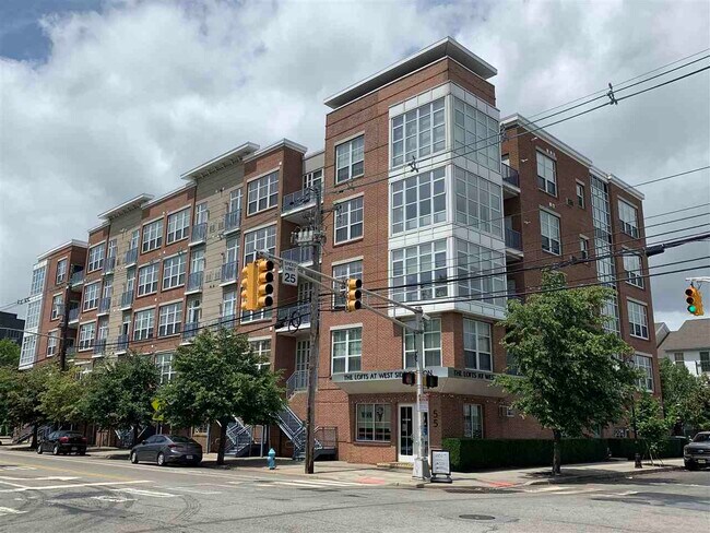 Foto del edificio - 55 Mallory Ave